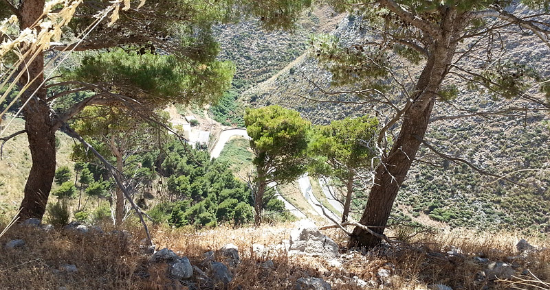The hairpins of the descent to the town of Torretta