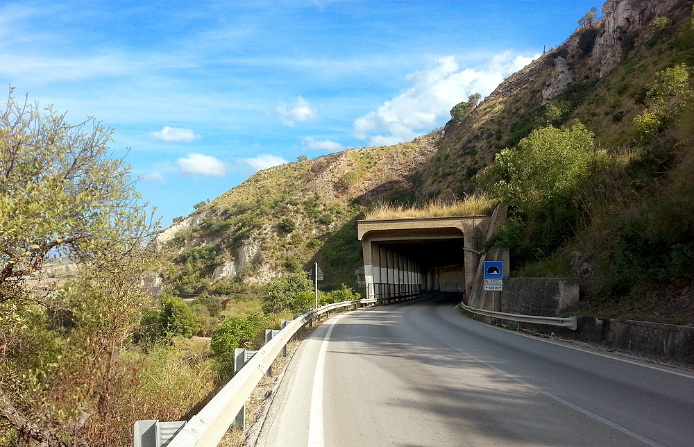 One of the two tunnels you'll pass between Castellammare and Balata di Baida